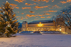 Kongress und TheaterHaus Bad Ischl Winteransicht mit Baum